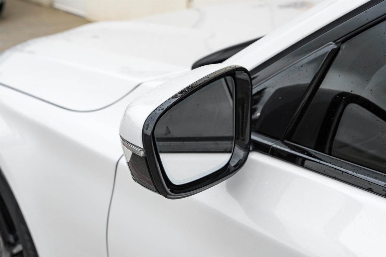 BMW 750i Vehicle Main Gallery Image 41
