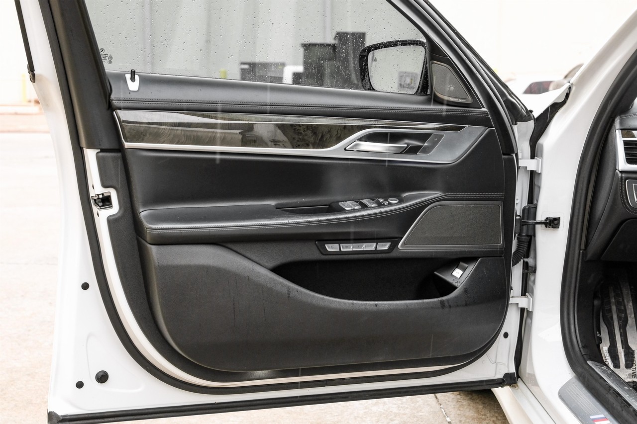 BMW 750i Vehicle Main Gallery Image 42