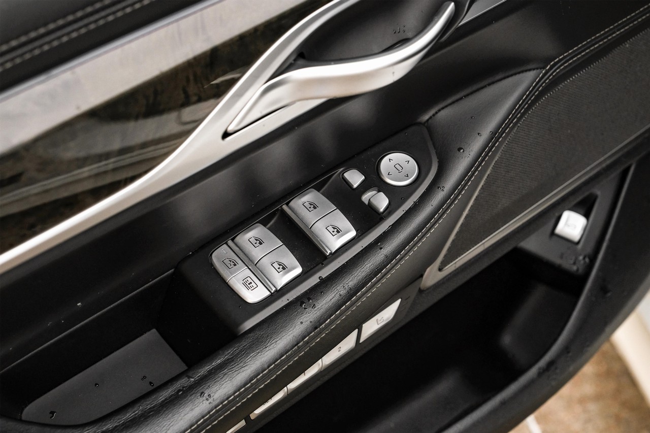 BMW 750i Vehicle Main Gallery Image 43