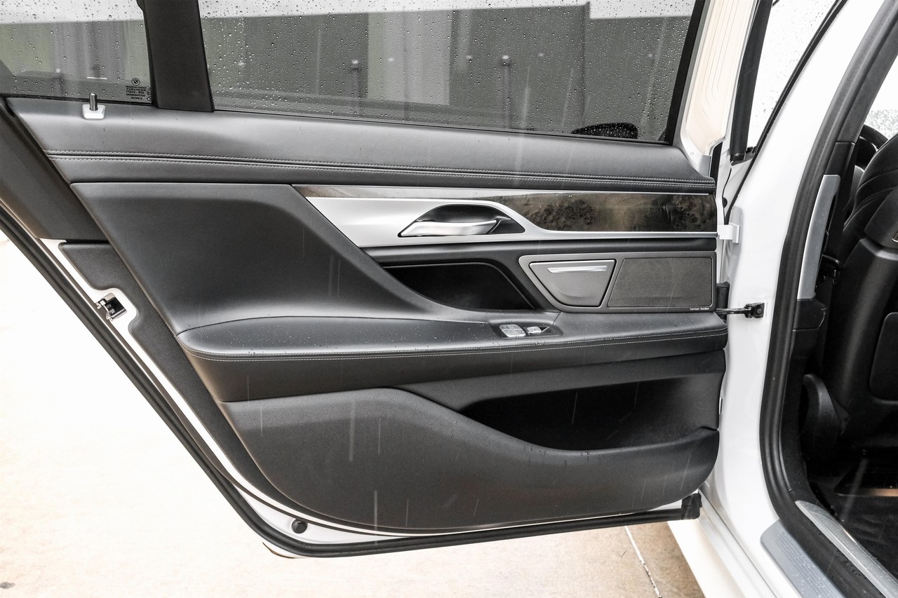 BMW 750i Vehicle Main Gallery Image 44