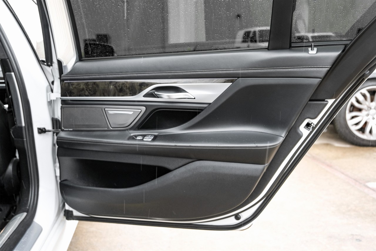 BMW 750i Vehicle Main Gallery Image 45
