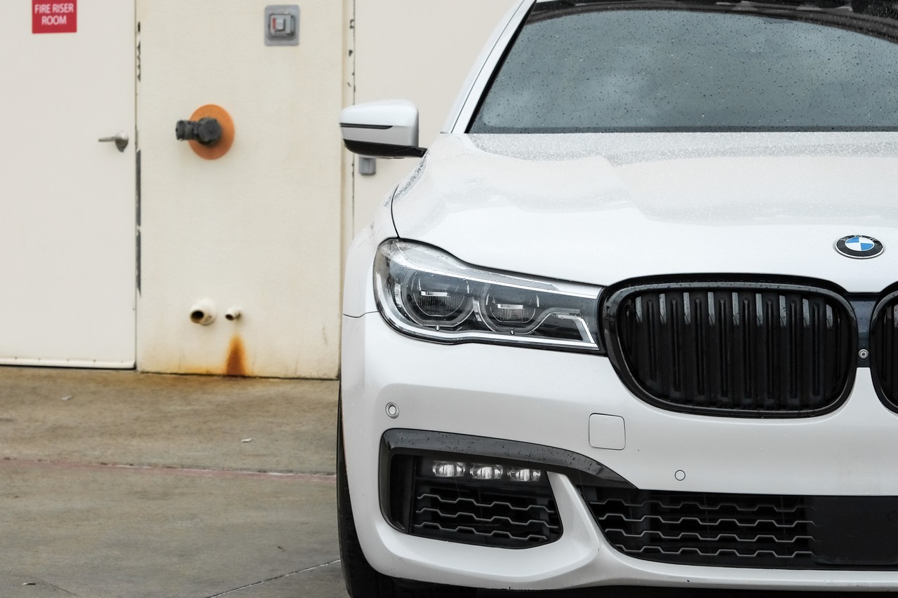 BMW 750i Vehicle Main Gallery Image 46