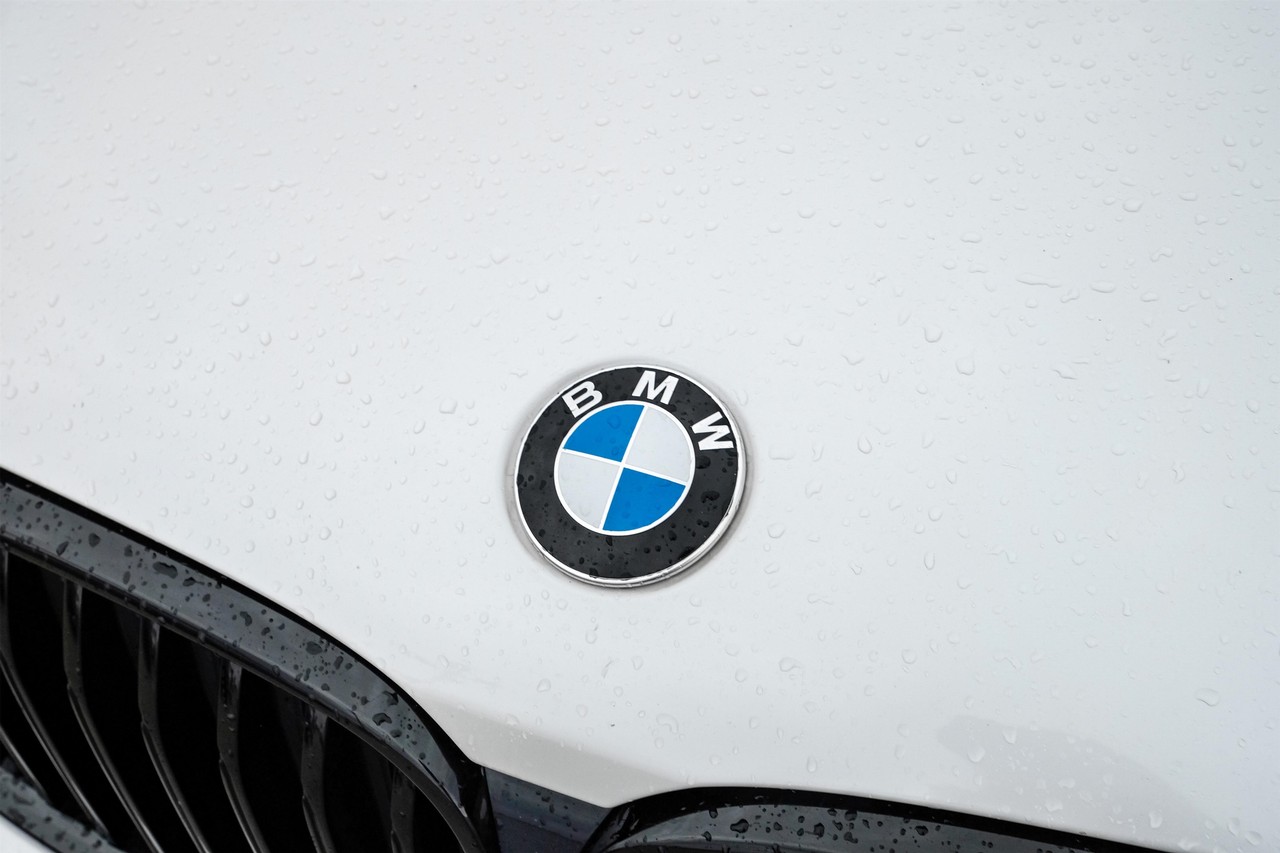 BMW 750i Vehicle Main Gallery Image 48