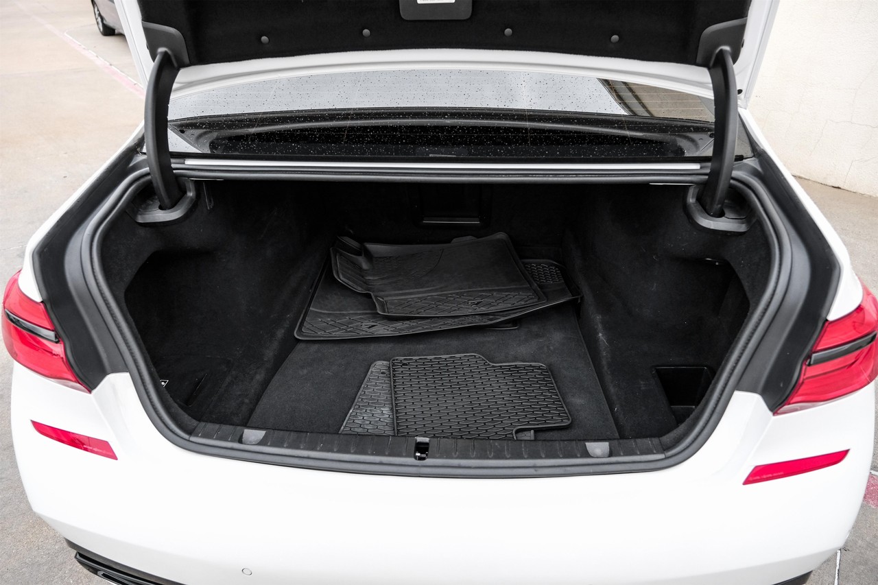 BMW 750i Vehicle Main Gallery Image 50