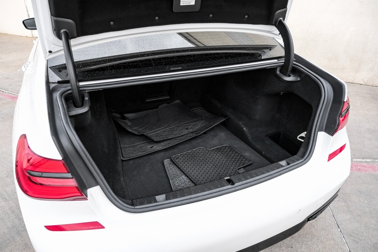BMW 750i Vehicle Main Gallery Image 51