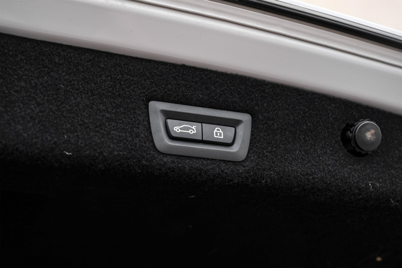 BMW 750i Vehicle Main Gallery Image 52