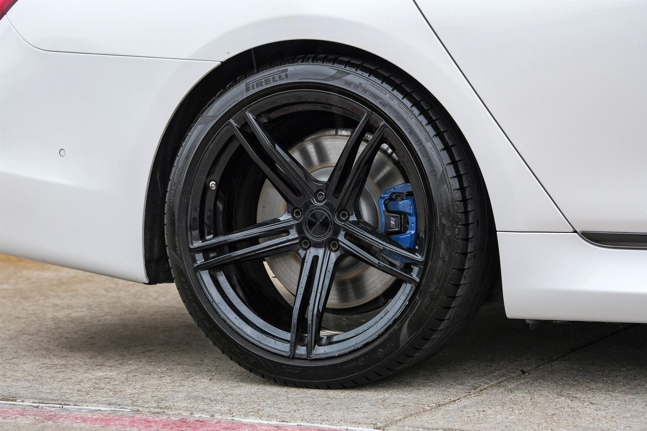 BMW 750i Vehicle Main Gallery Image 53