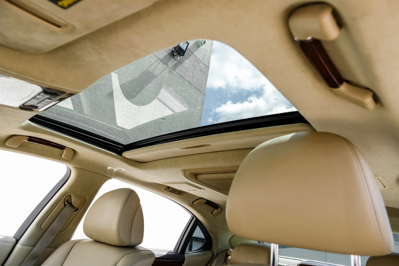 Lexus LS 600h L Vehicle Main Gallery Image 05