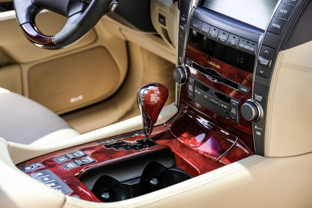 Lexus LS 600h L Vehicle Main Gallery Image 25