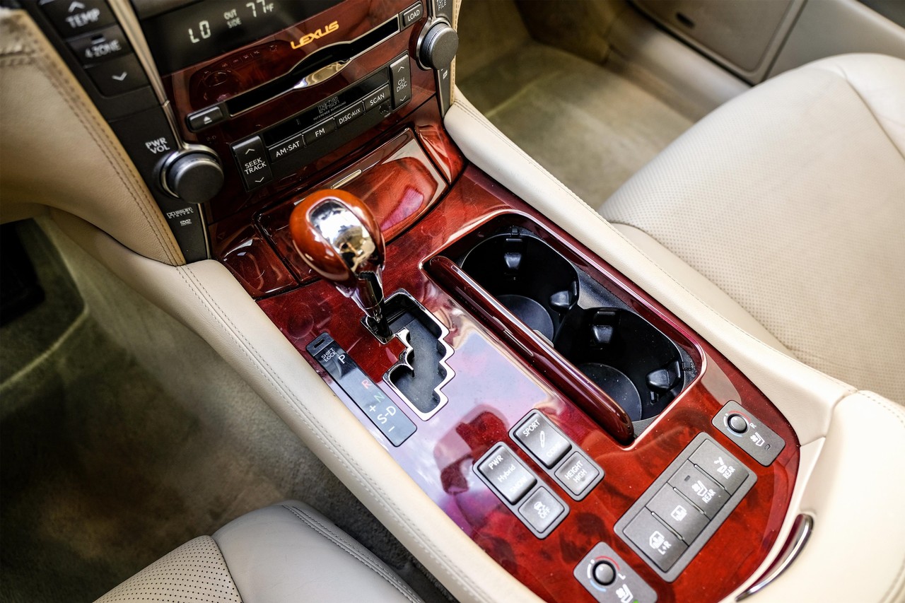 Lexus LS 600h L Vehicle Main Gallery Image 26