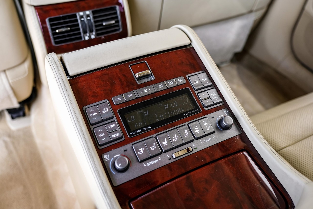 Lexus LS 600h L Vehicle Main Gallery Image 38