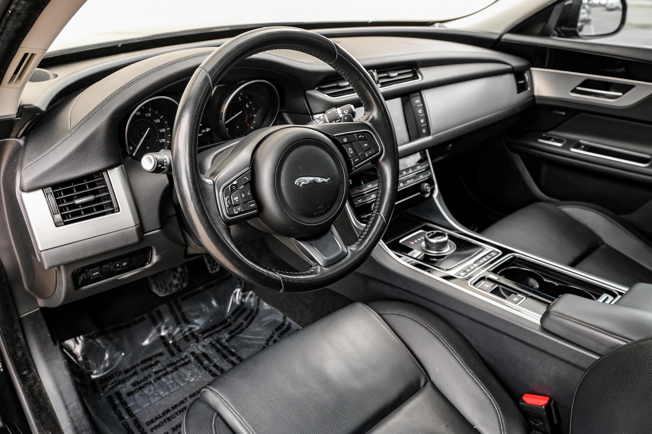Jaguar XF Vehicle Main Gallery Image 03