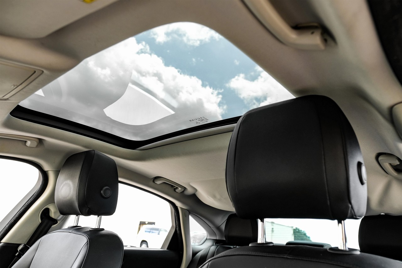 Jaguar XF Vehicle Main Gallery Image 05