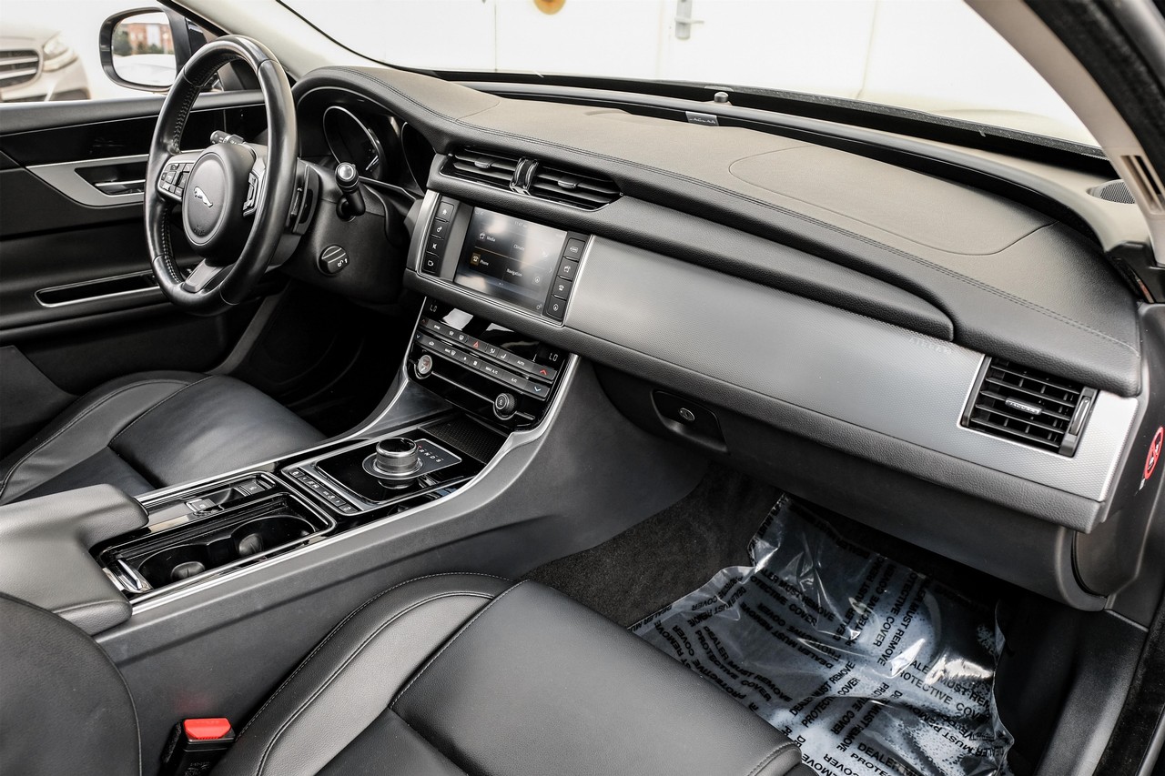 Jaguar XF Vehicle Main Gallery Image 13