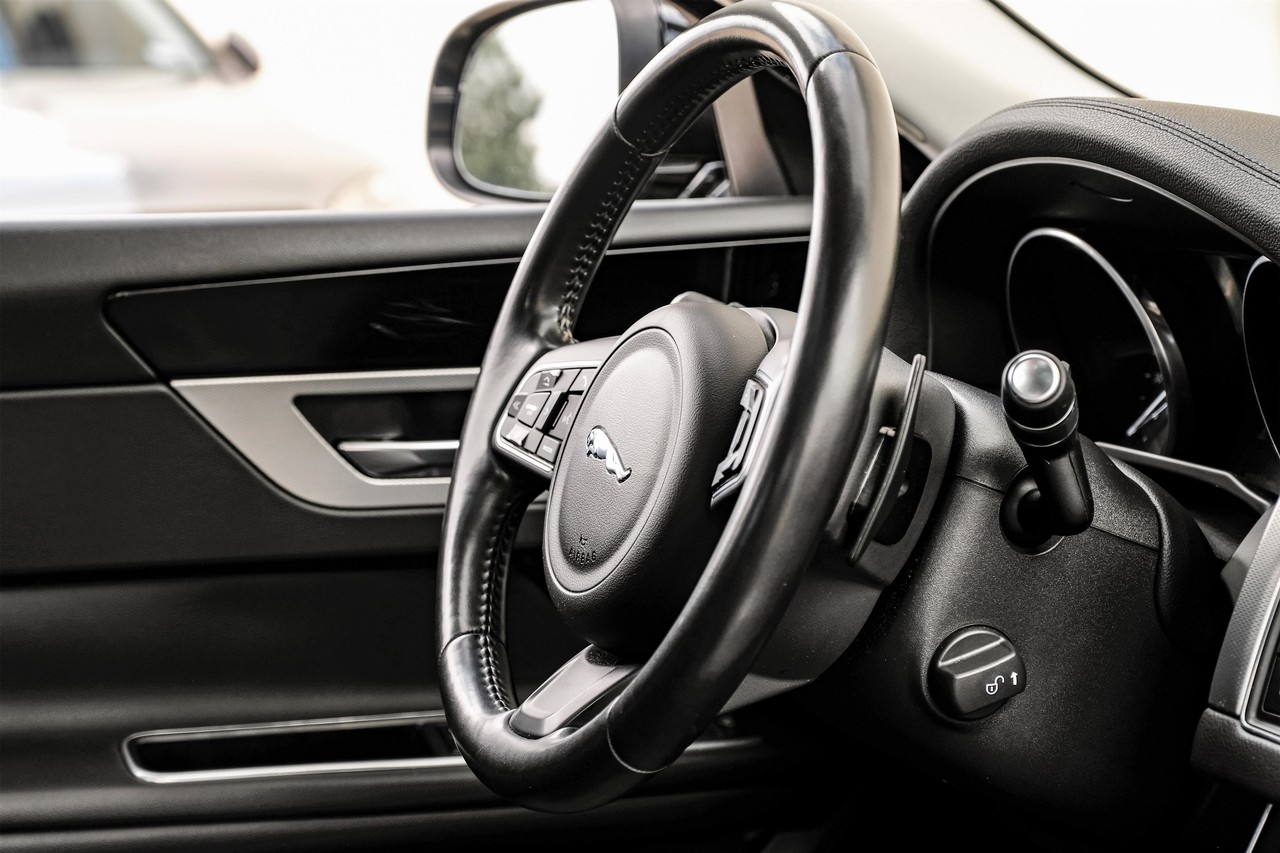 Jaguar XF Vehicle Main Gallery Image 14