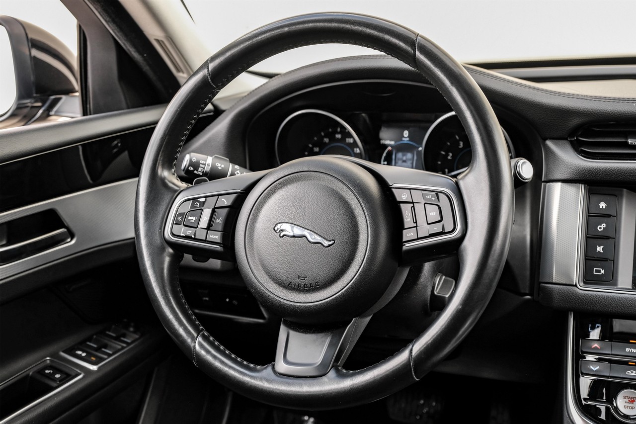 Jaguar XF Vehicle Main Gallery Image 17