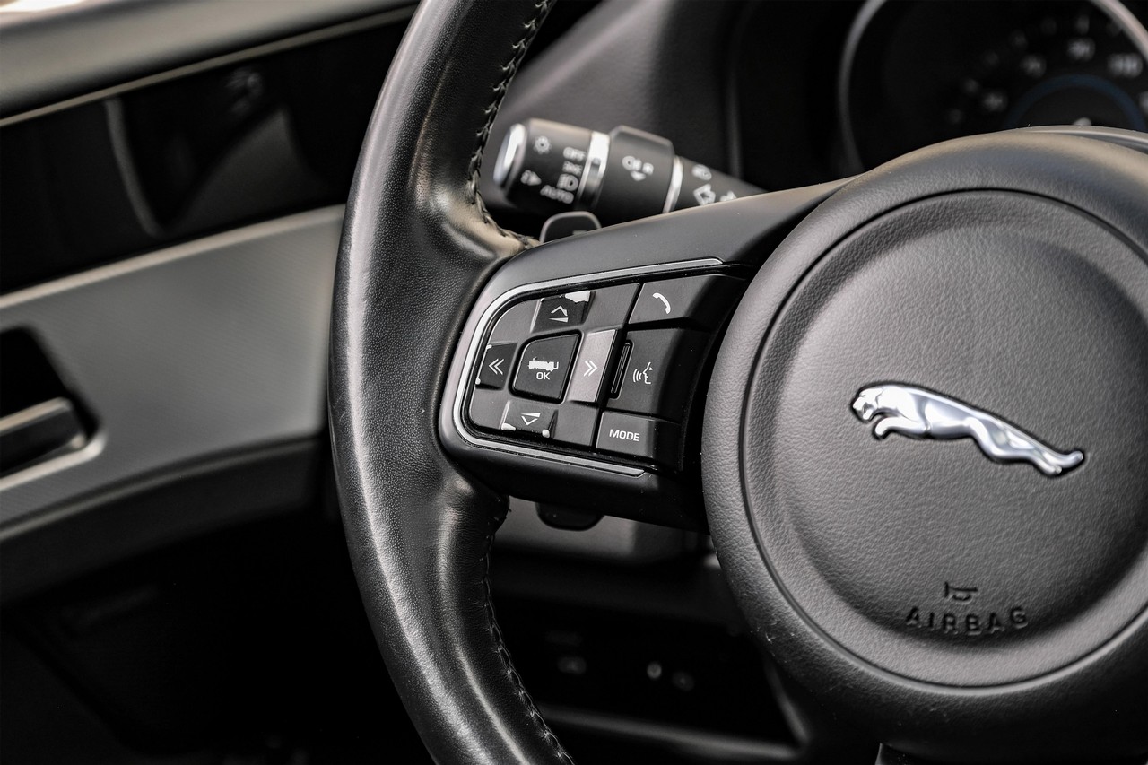 Jaguar XF Vehicle Main Gallery Image 18