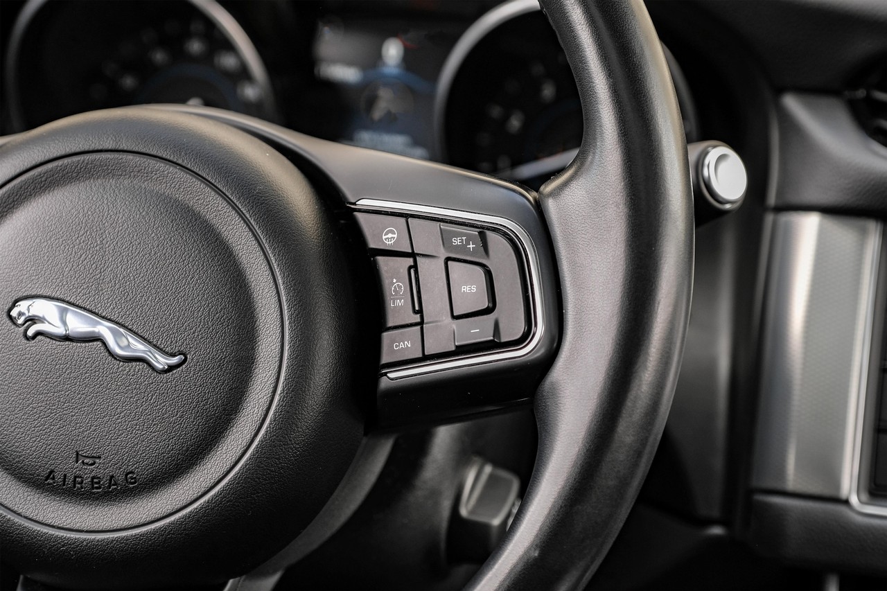 Jaguar XF Vehicle Main Gallery Image 19
