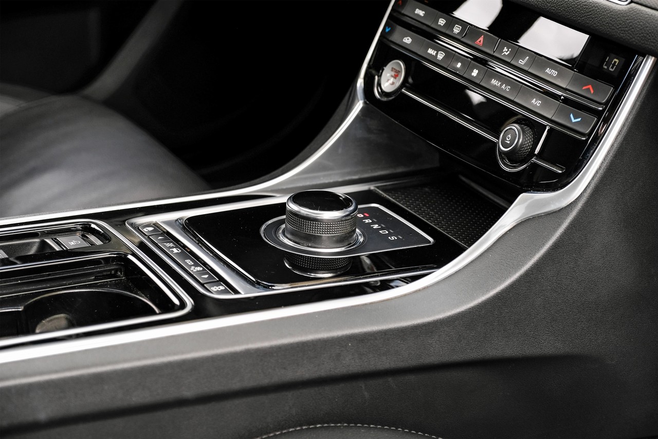 Jaguar XF Vehicle Main Gallery Image 24