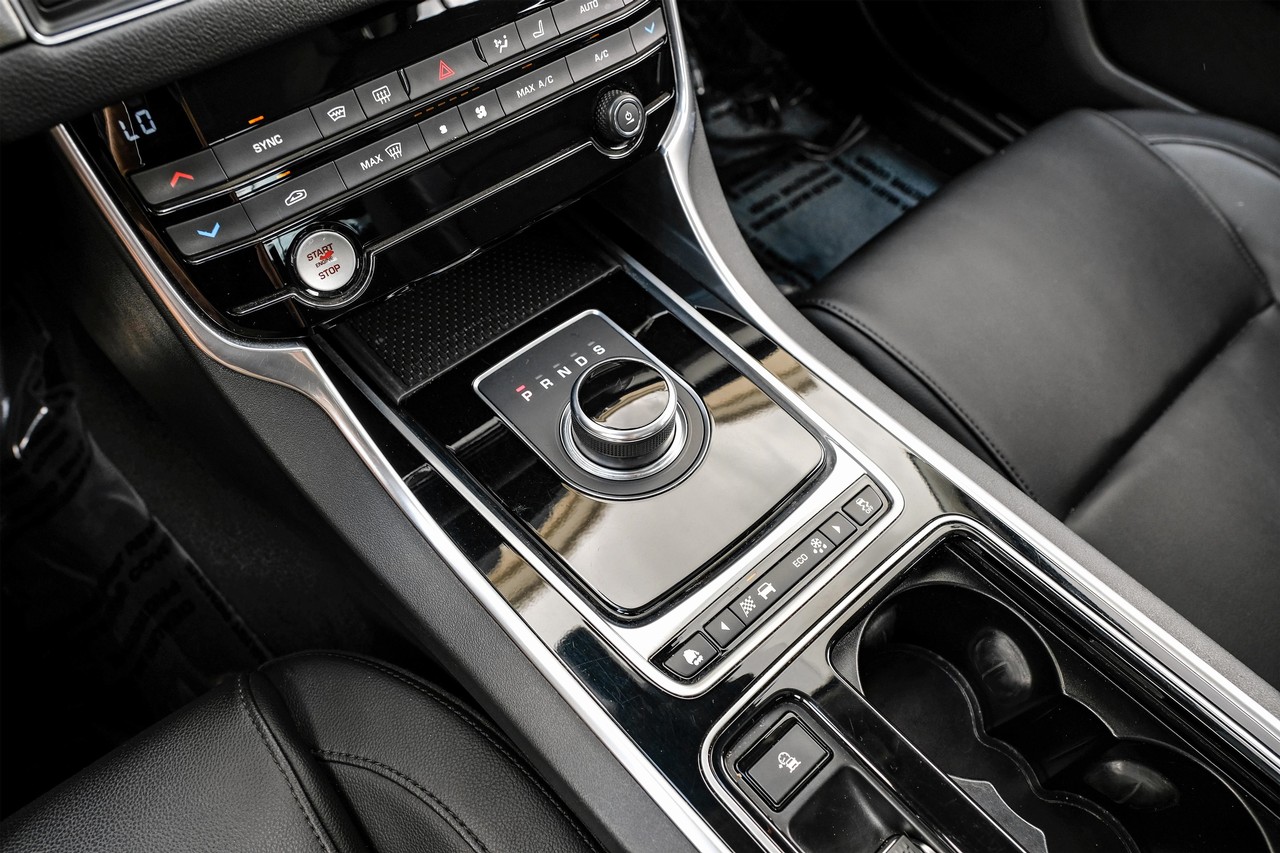 Jaguar XF Vehicle Main Gallery Image 25