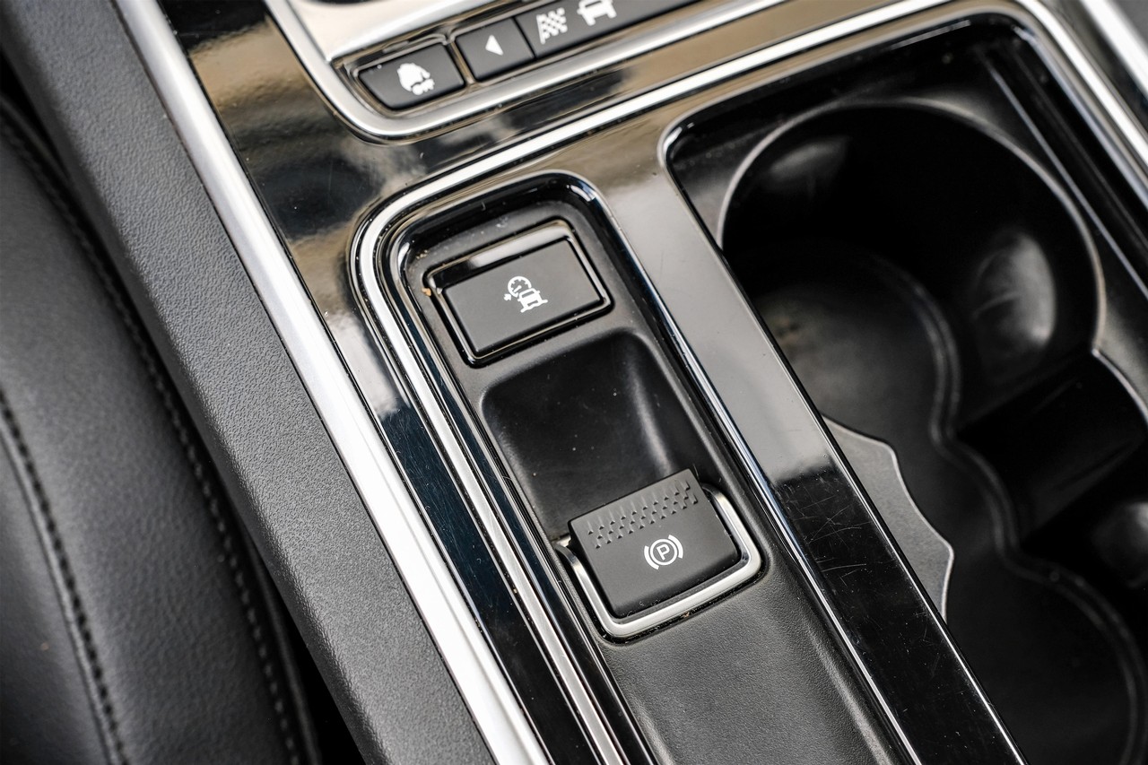 Jaguar XF Vehicle Main Gallery Image 26