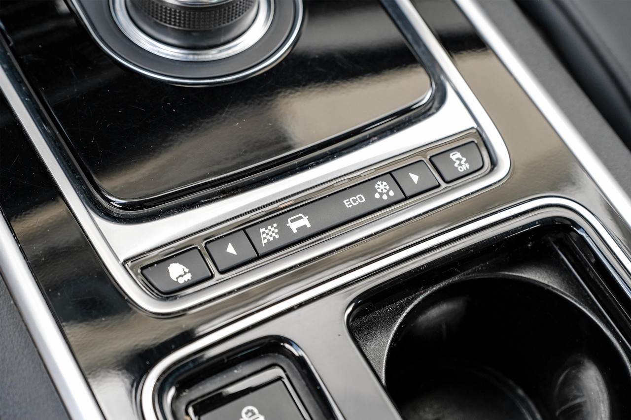 Jaguar XF Vehicle Main Gallery Image 27