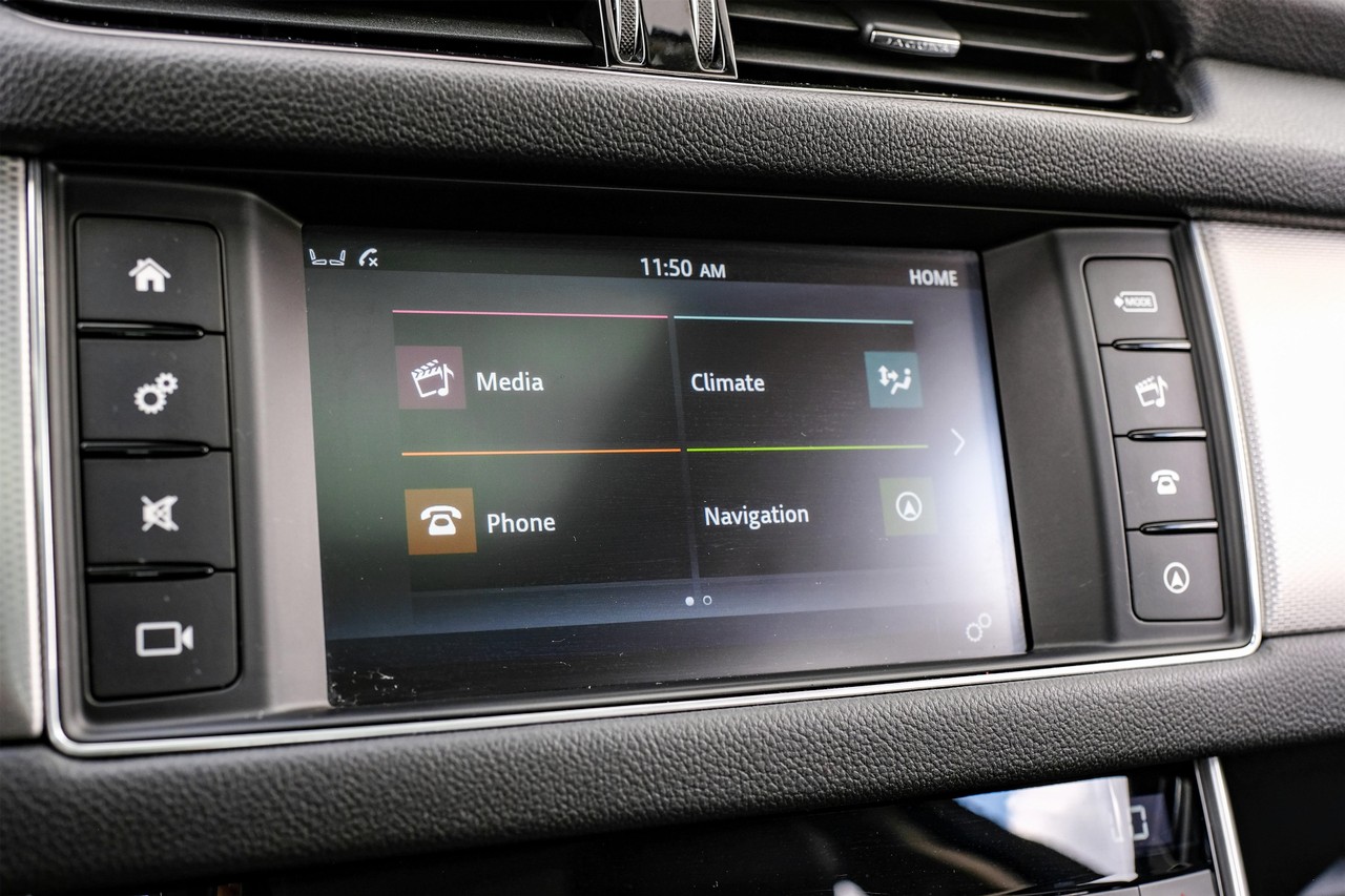 Jaguar XF Vehicle Main Gallery Image 30