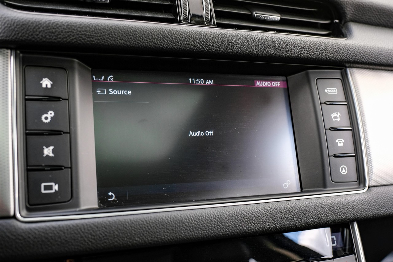 Jaguar XF Vehicle Main Gallery Image 31