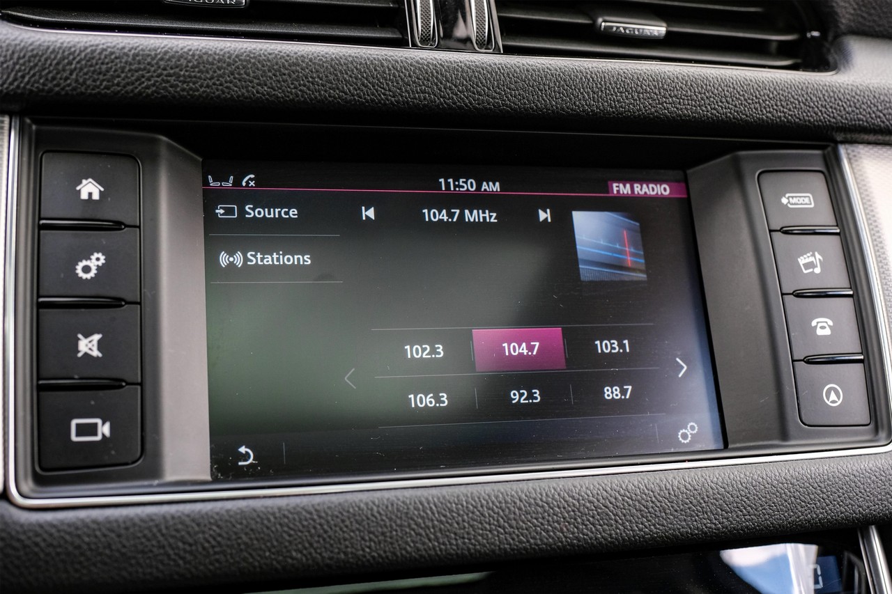 Jaguar XF Vehicle Main Gallery Image 32