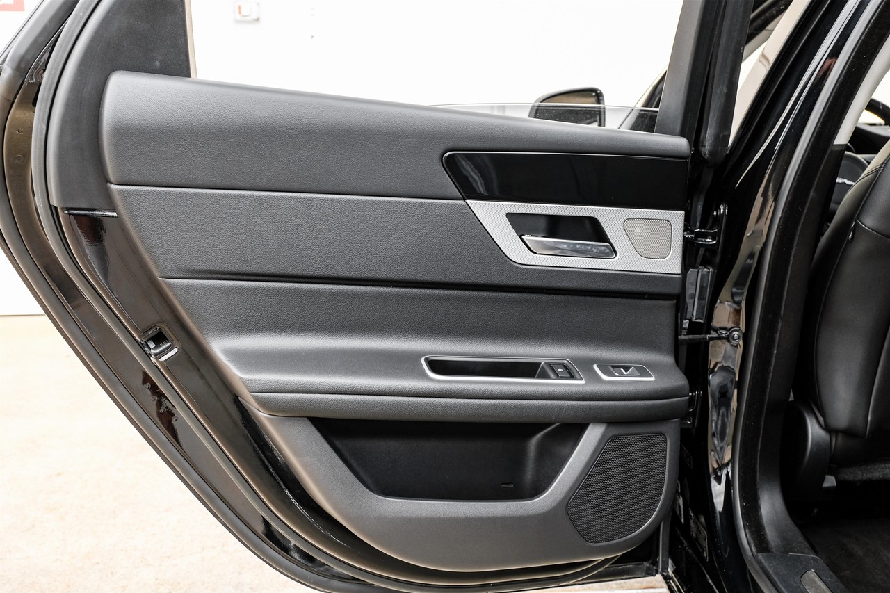 Jaguar XF Vehicle Main Gallery Image 43
