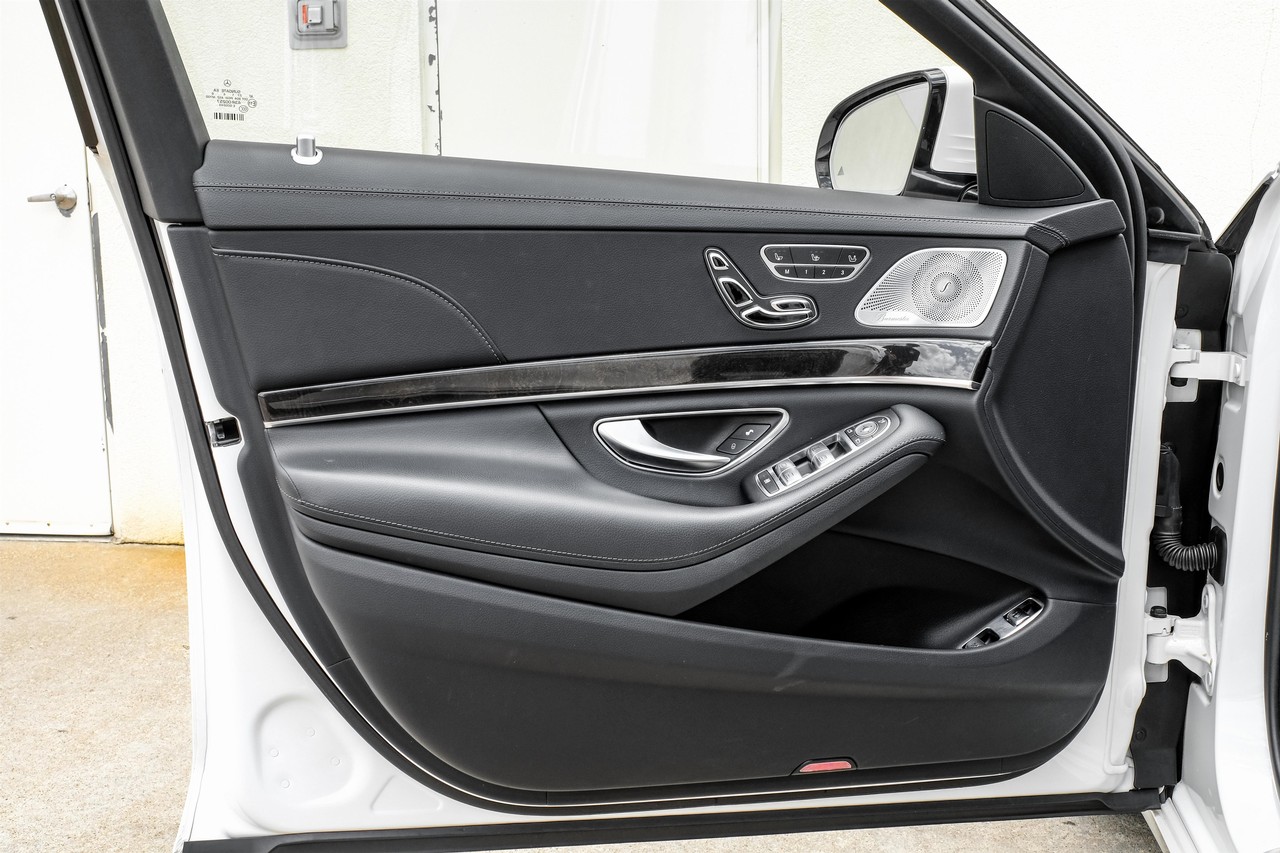 Mercedes-Benz S-Class Vehicle Main Gallery Image 38