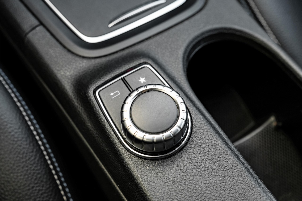Mercedes-Benz B-Class Vehicle Main Gallery Image 25
