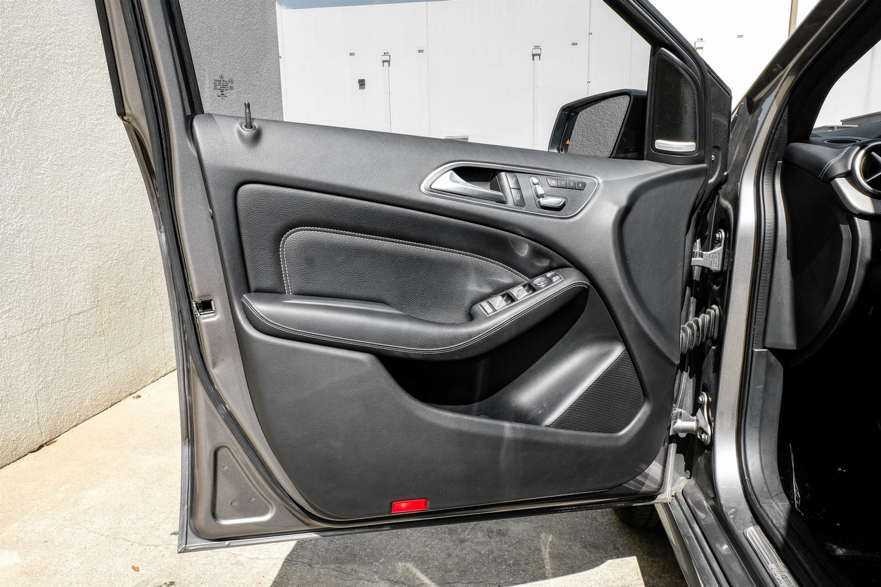 Mercedes-Benz B-Class Vehicle Main Gallery Image 39