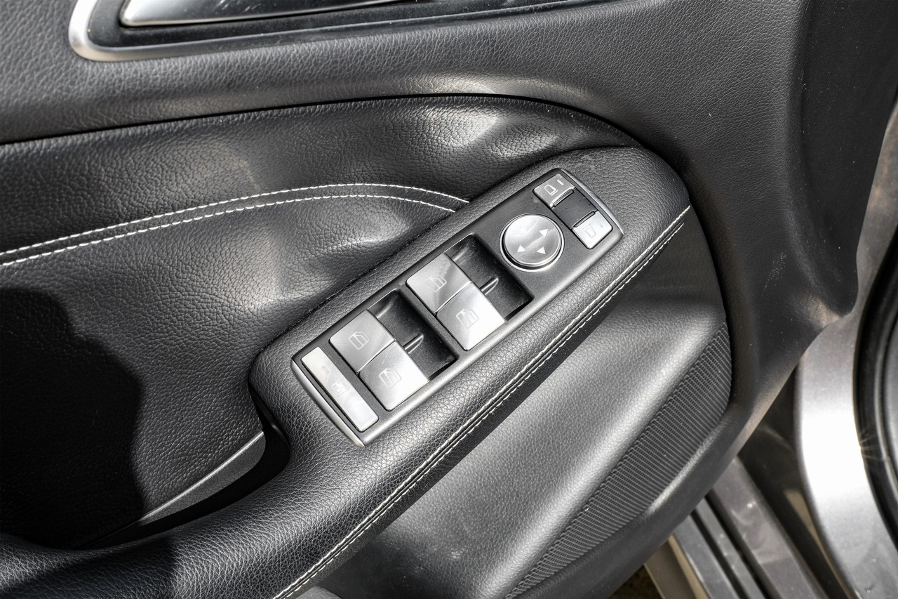 Mercedes-Benz B-Class Vehicle Main Gallery Image 40