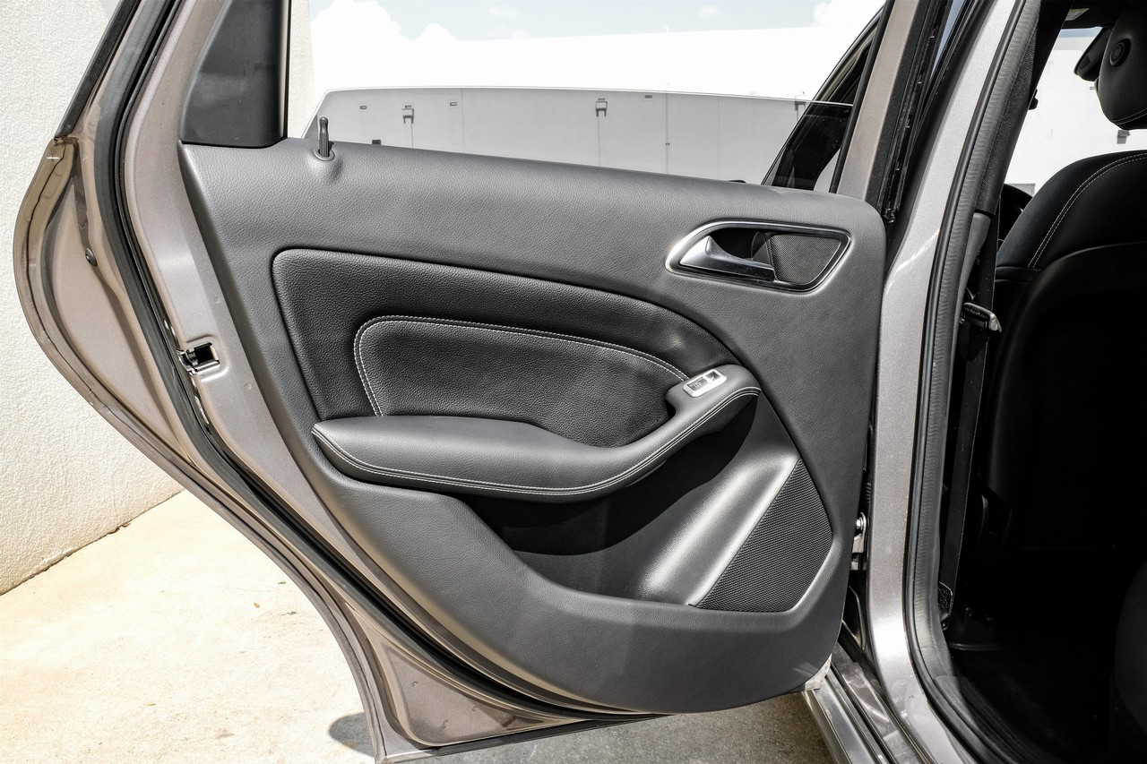 Mercedes-Benz B-Class Vehicle Main Gallery Image 42