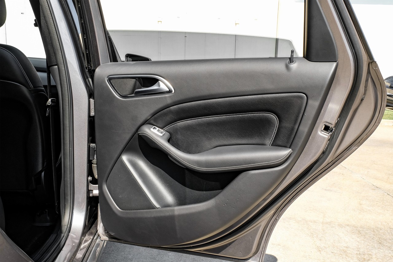 Mercedes-Benz B-Class Vehicle Main Gallery Image 43