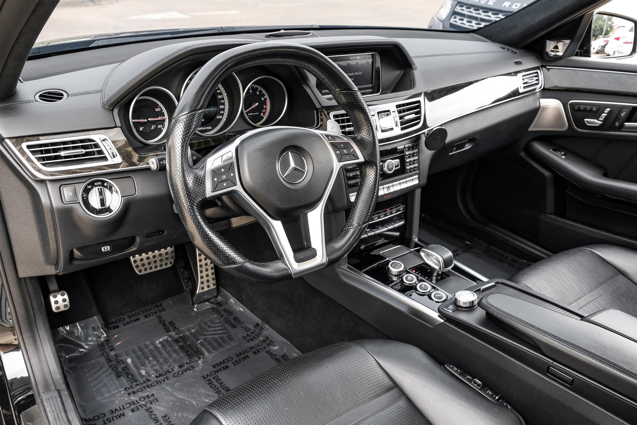 Mercedes-Benz E-Class Vehicle Main Gallery Image 03