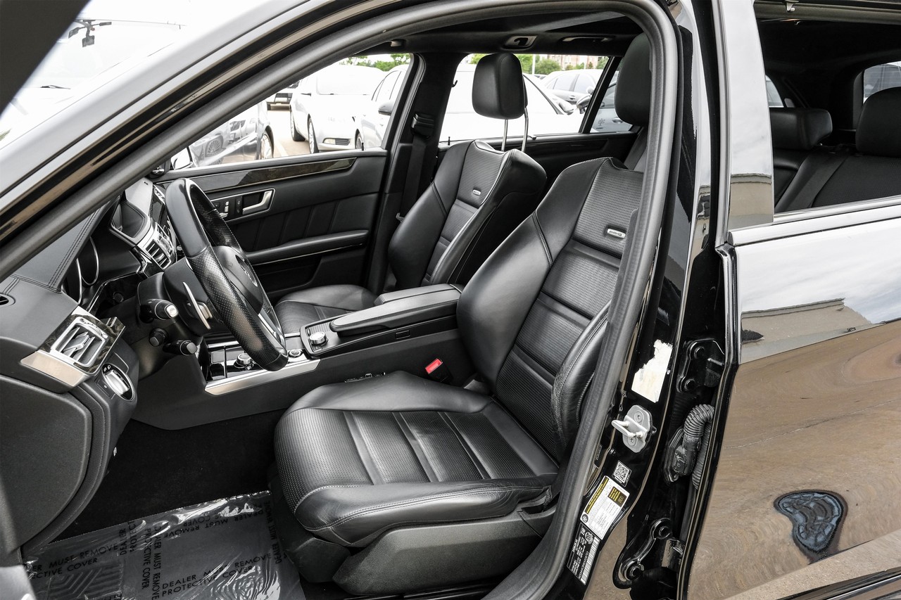 Mercedes-Benz E-Class Vehicle Main Gallery Image 04