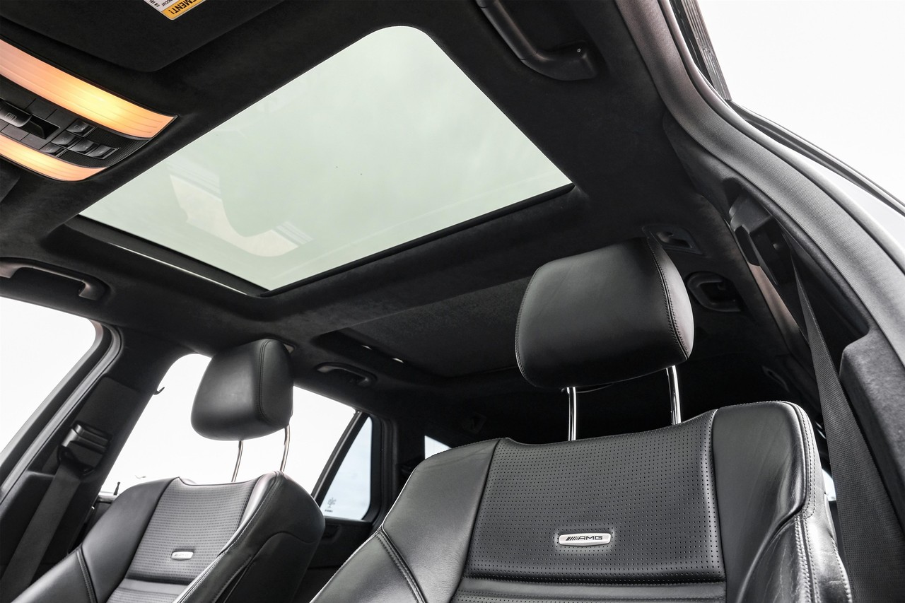 Mercedes-Benz E-Class Vehicle Main Gallery Image 05