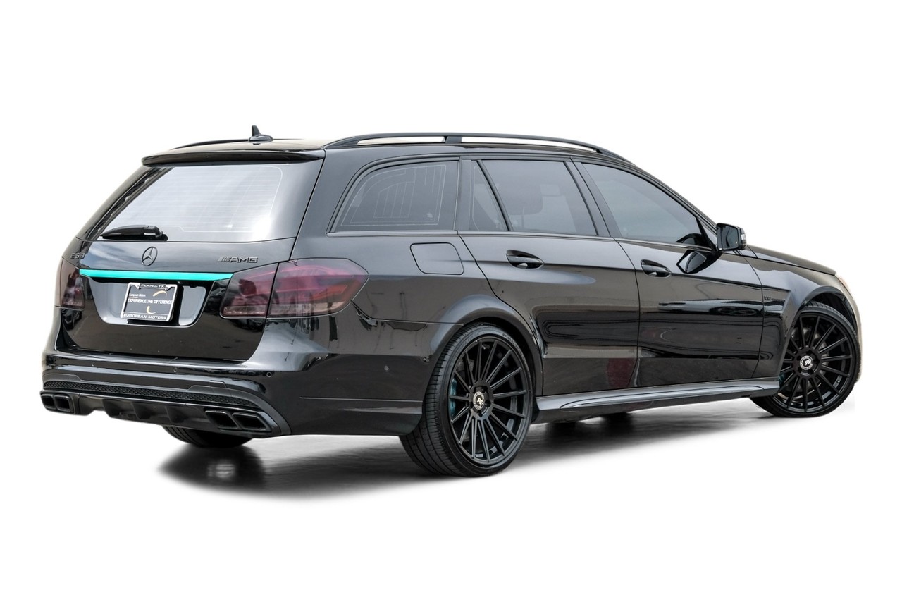 Mercedes-Benz E-Class Vehicle Main Gallery Image 09