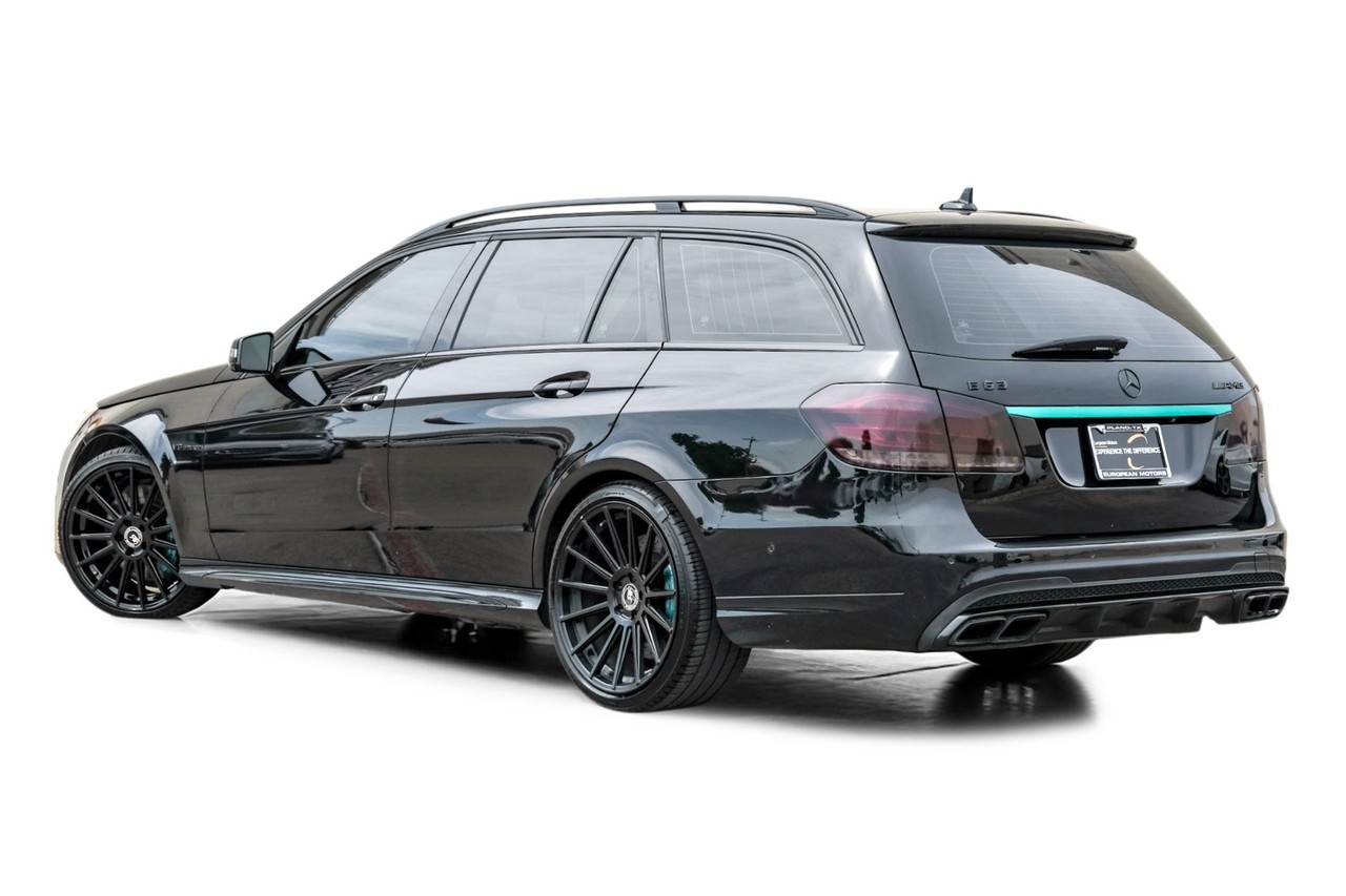 Mercedes-Benz E-Class Vehicle Main Gallery Image 11