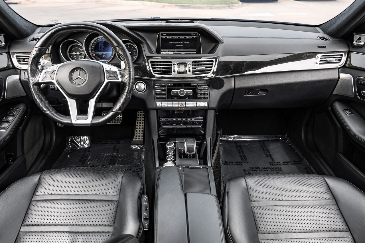 Mercedes-Benz E-Class Vehicle Main Gallery Image 15