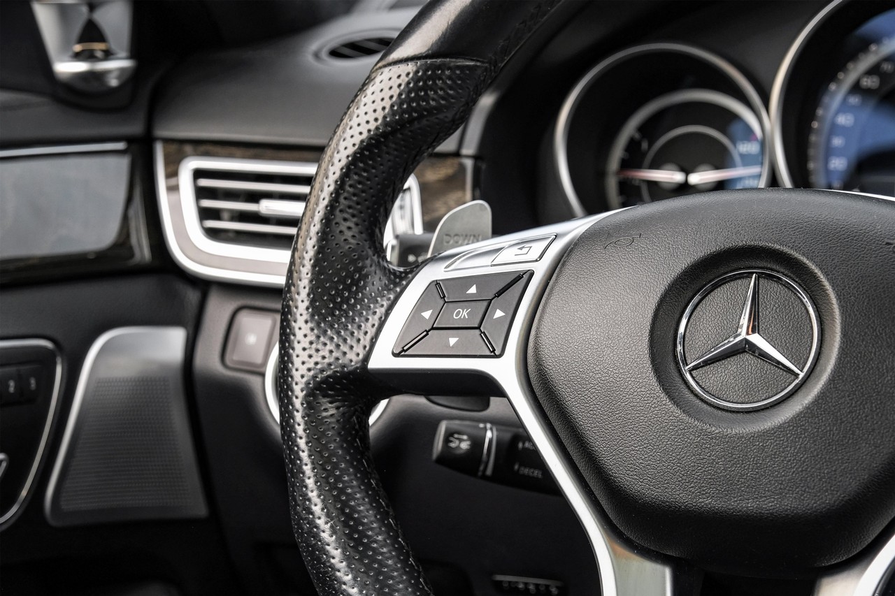 Mercedes-Benz E-Class Vehicle Main Gallery Image 18