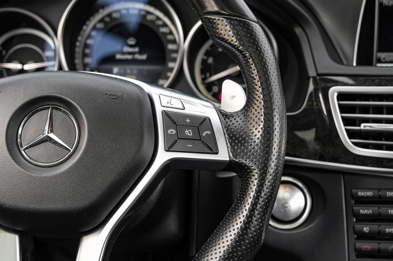 Mercedes-Benz E-Class Vehicle Main Gallery Image 19