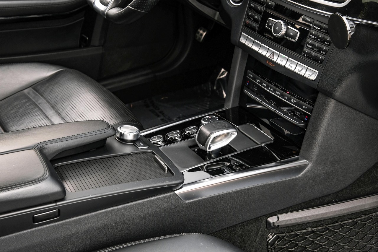 Mercedes-Benz E-Class Vehicle Main Gallery Image 24