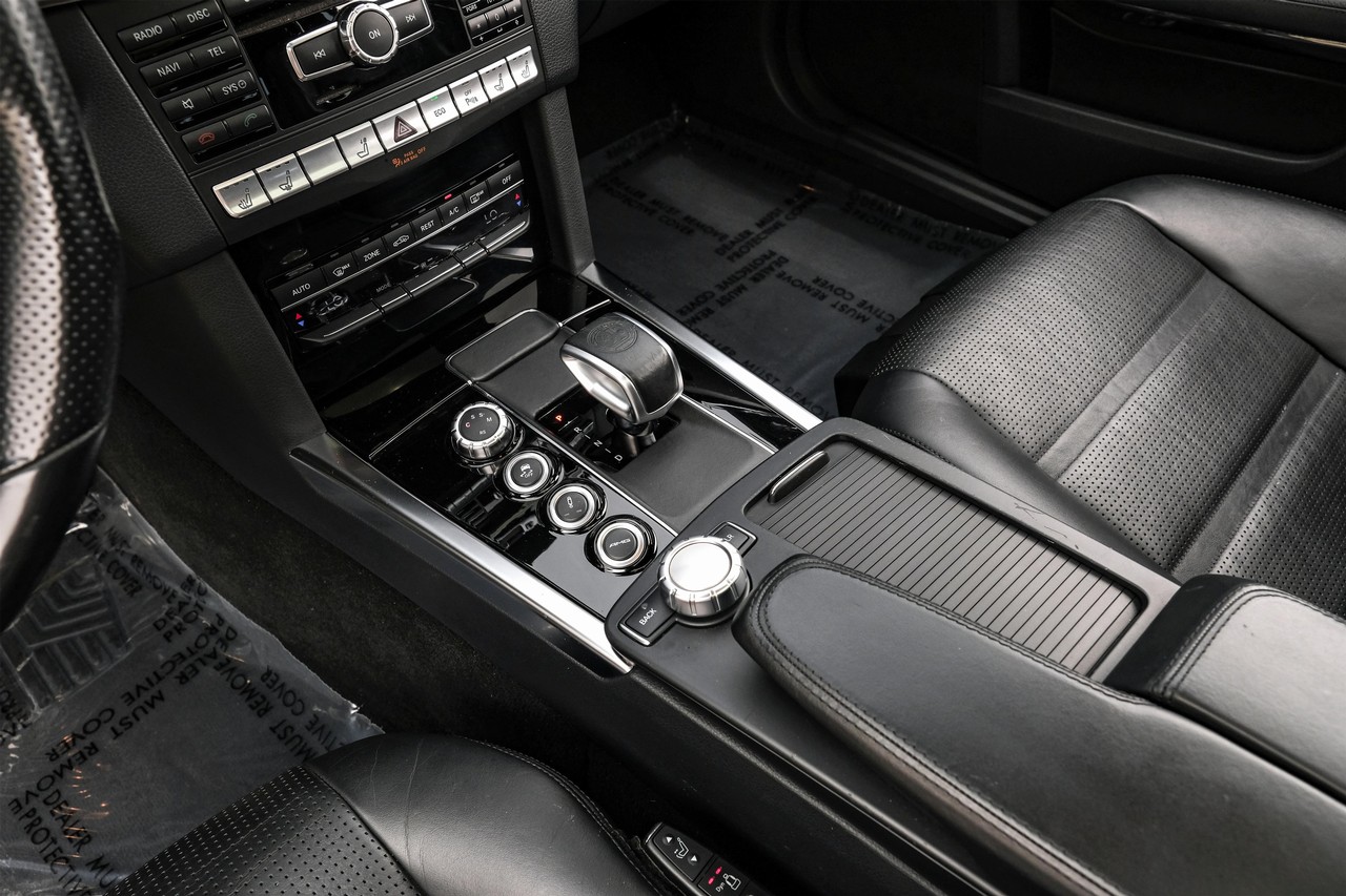 Mercedes-Benz E-Class Vehicle Main Gallery Image 25