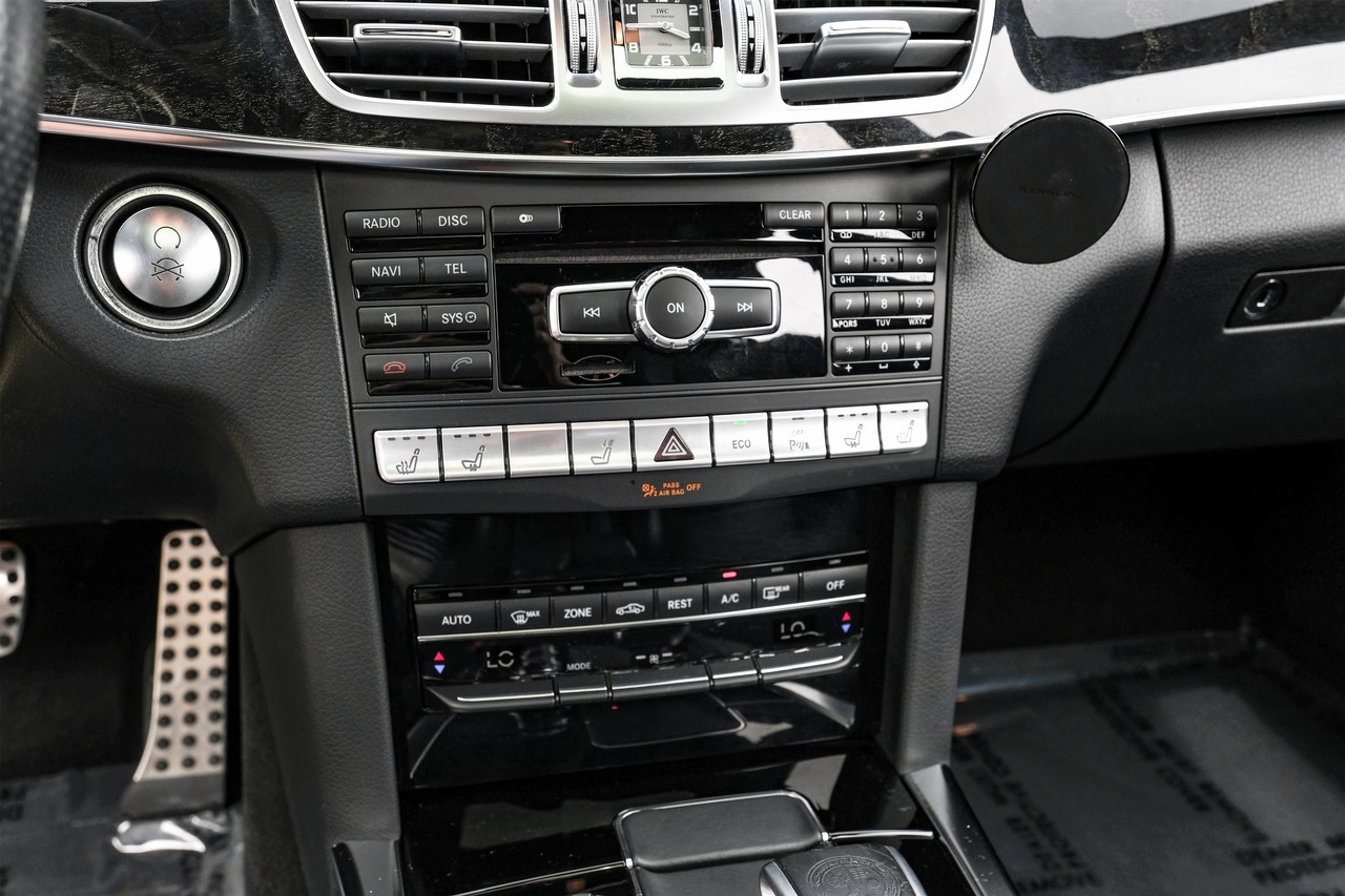 Mercedes-Benz E-Class Vehicle Main Gallery Image 28
