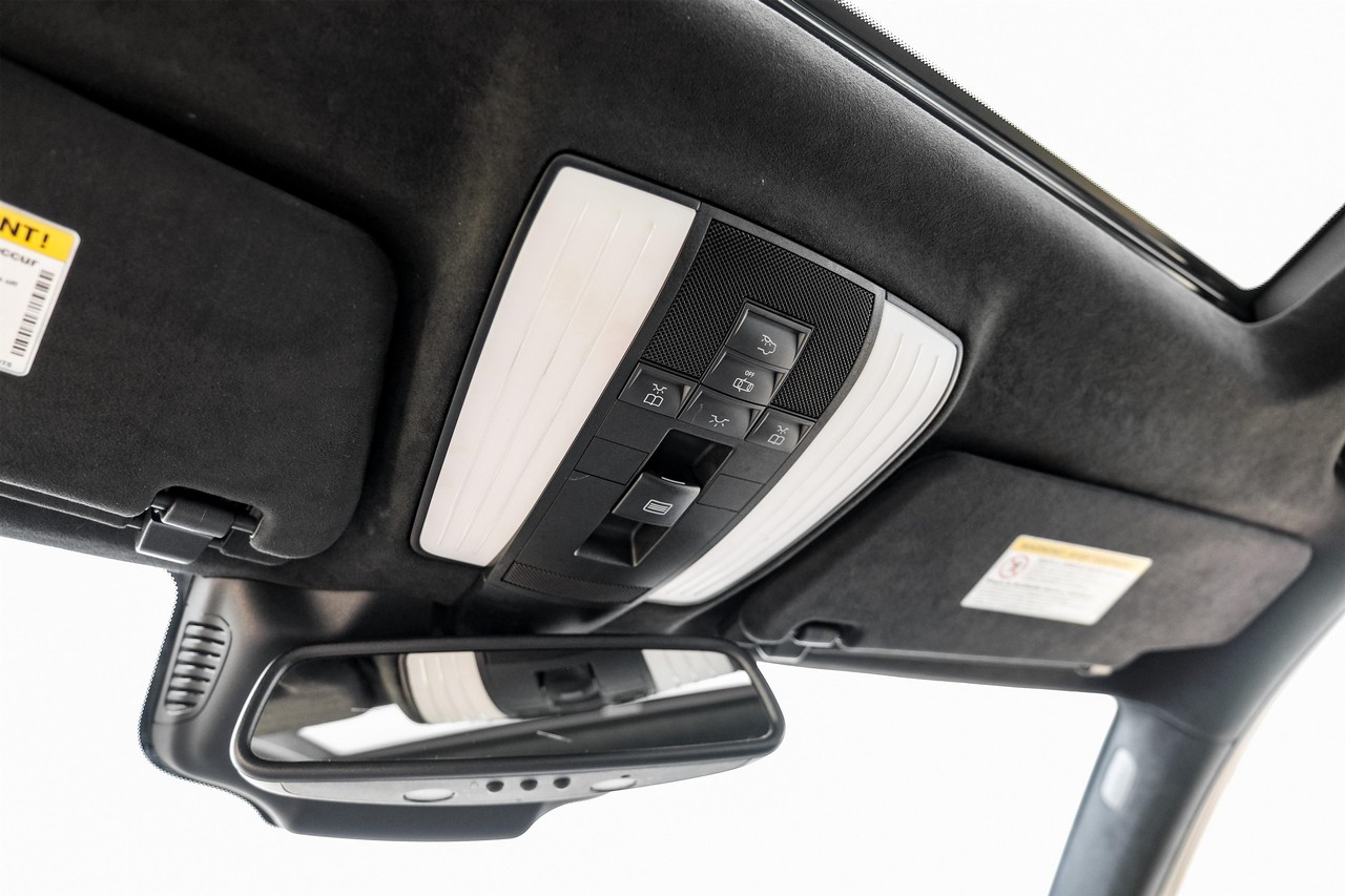 Mercedes-Benz E-Class Vehicle Main Gallery Image 30
