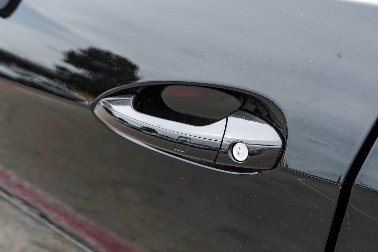 Mercedes-Benz E-Class Vehicle Main Gallery Image 40