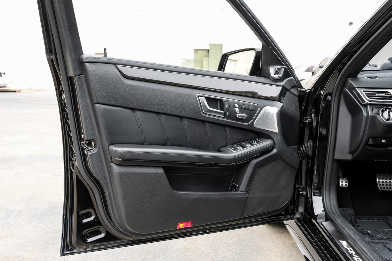 Mercedes-Benz E-Class Vehicle Main Gallery Image 42